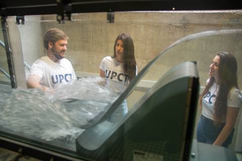 Estudiantes de la UPCT en un laboratorio de Ingeniería Hidráulica.